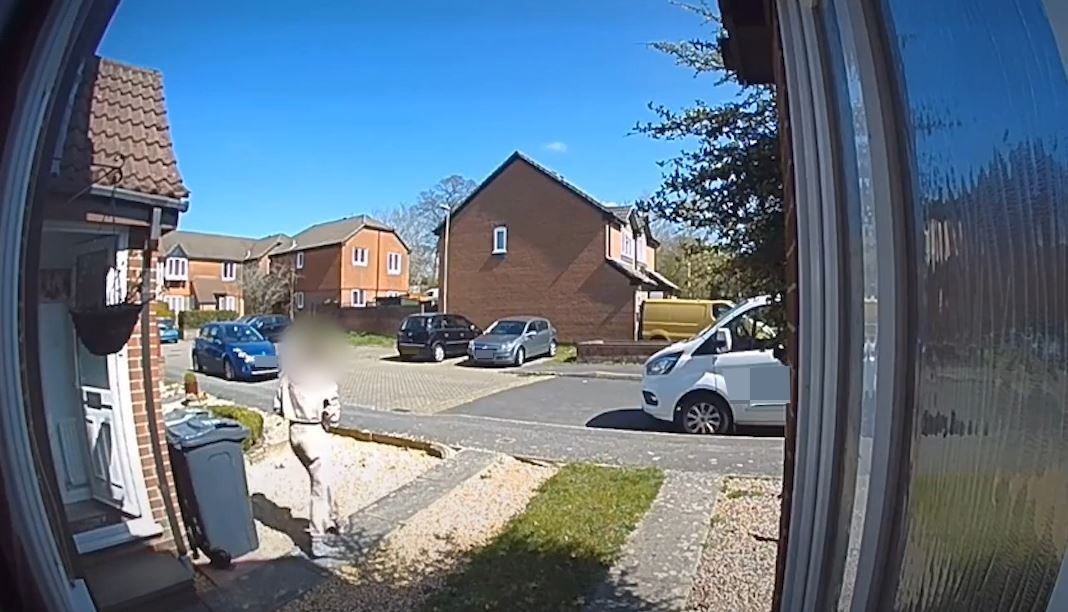 wanita tak tahan sikap biadap jiran gemar baling najis ke arah pintu rumahnya