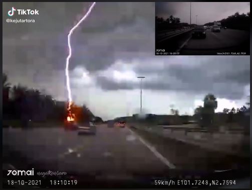 bunyi macam bom, video petir sambar pokok buat ramai takut