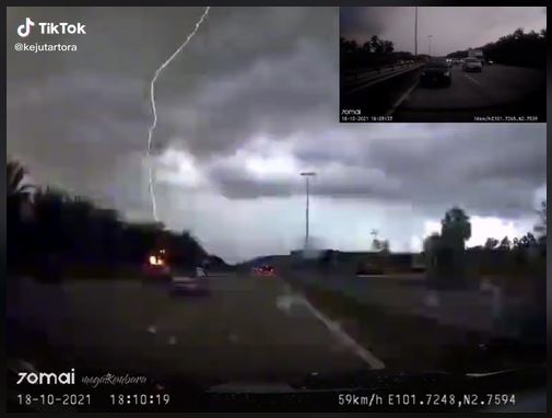 bunyi macam bom, video petir sambar pokok buat ramai takut