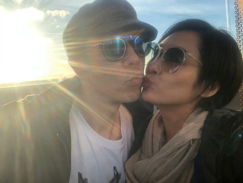 晒亲亲照庆祝朱茵生日❗️黄贯中放闪留言：请你等我回家❤️