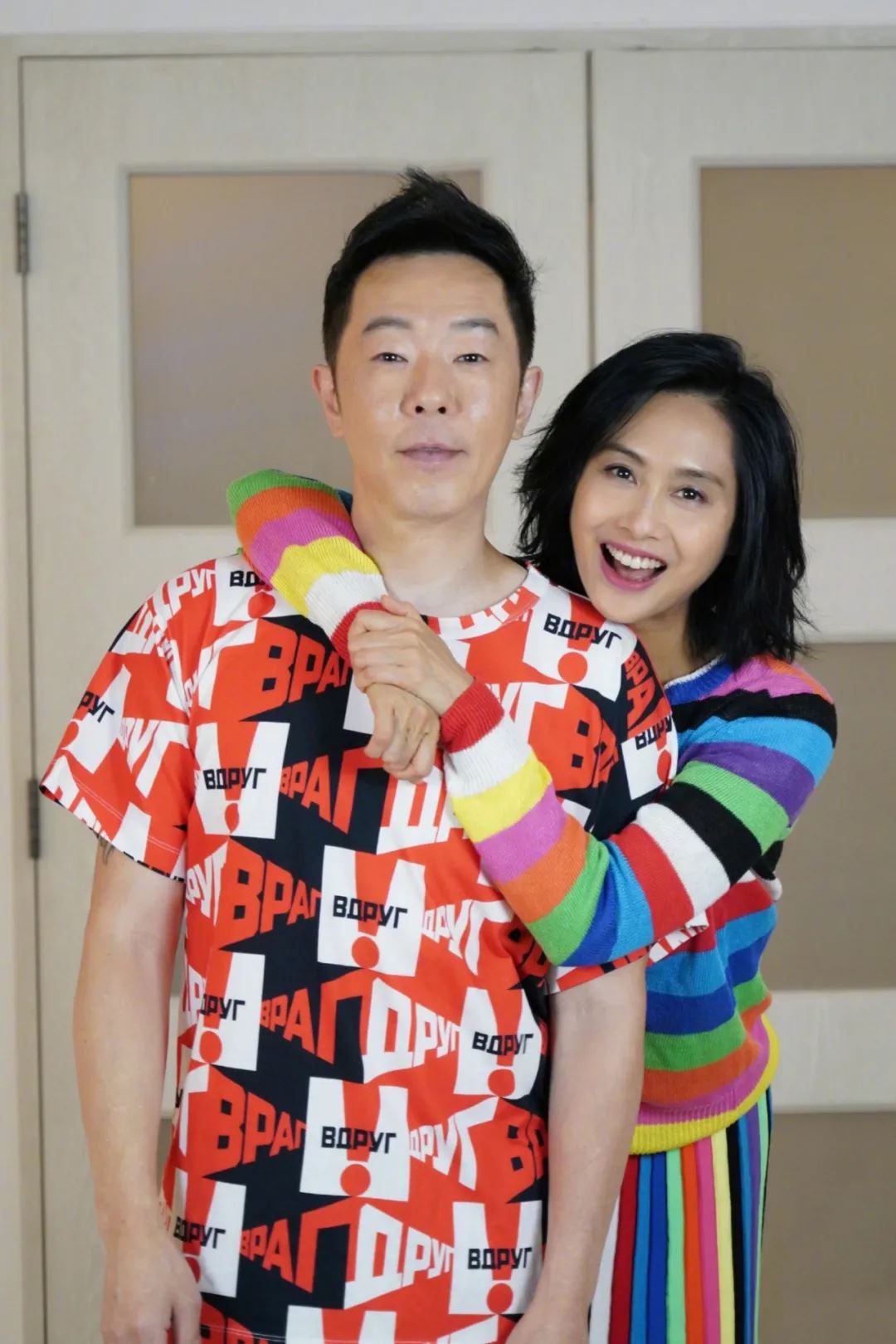 晒亲亲照庆祝朱茵生日❗️黄贯中放闪留言：请你等我回家❤️