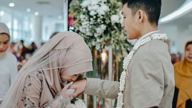 benci bertukar cinta, kisah wanita indonesia yang kahwin dengan 'musuh tegar' sendiri