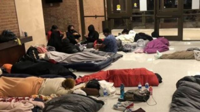 bengang keadaan asrama dipenuhi tikus & lipas, pelajar tidur di perkarangan kampus ramai-ramai