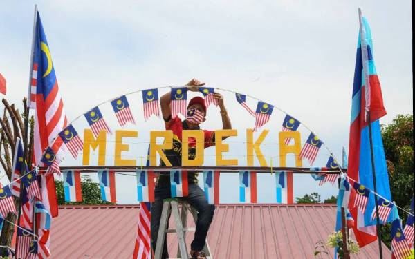 pensioner decorates home with 700 jalur gemilang and sabah flags for national day