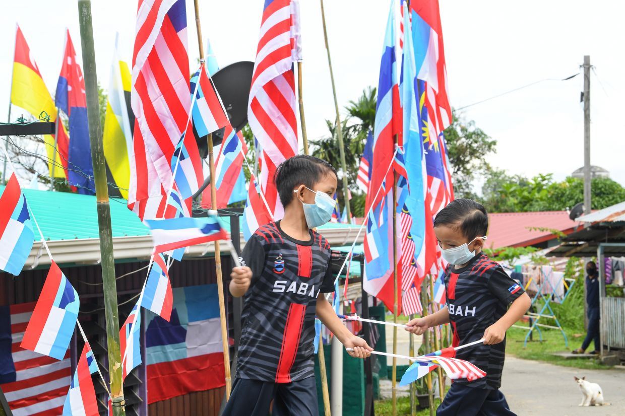 pensioner decorates home with 700 jalur gemilang and sabah flags for national day