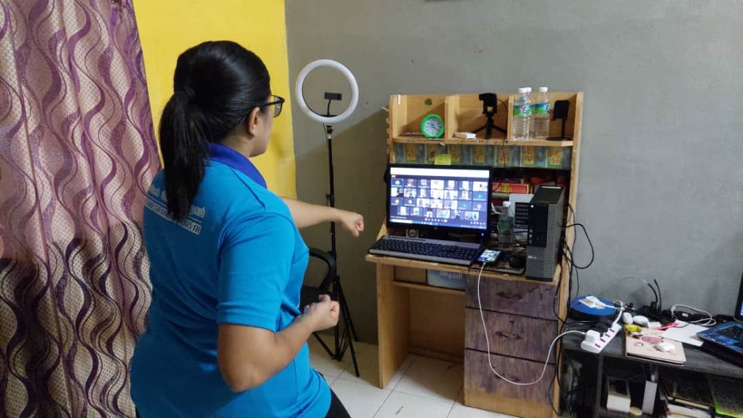 Malaysian female Silambam coach teach online for free