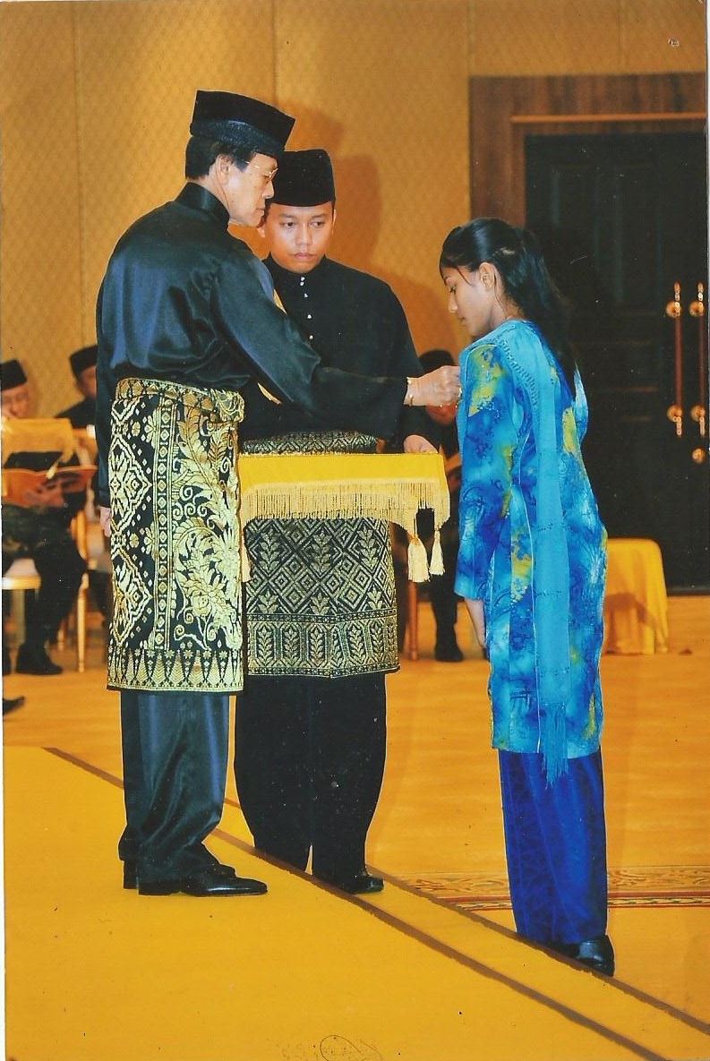 Malaysian female Silambam martial artist receives award from Sultan of Kedah
