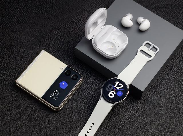 Samsung Galaxy Z Flip3 5G Watch4 Buds2 white
