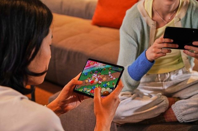 Play games on bigger screen Samsung Galaxy Z Fold3 5G
