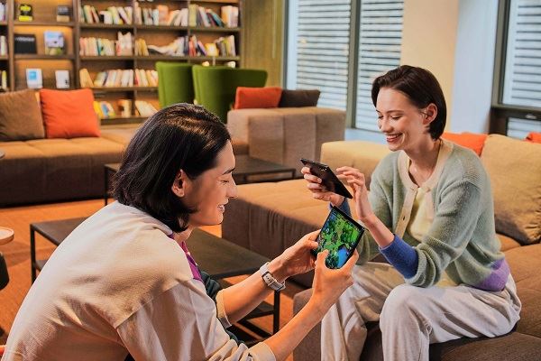 使用Samsung Galaxy Z Fold3 5G与朋友连线