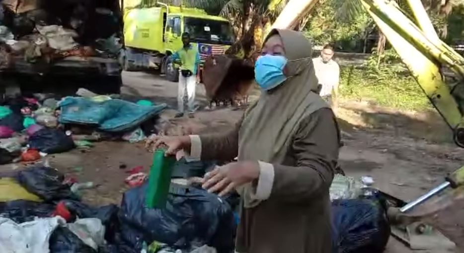 accidentally throwing away jewellery worth rm70,000, woman in kedah had to rummage through garbage to find it