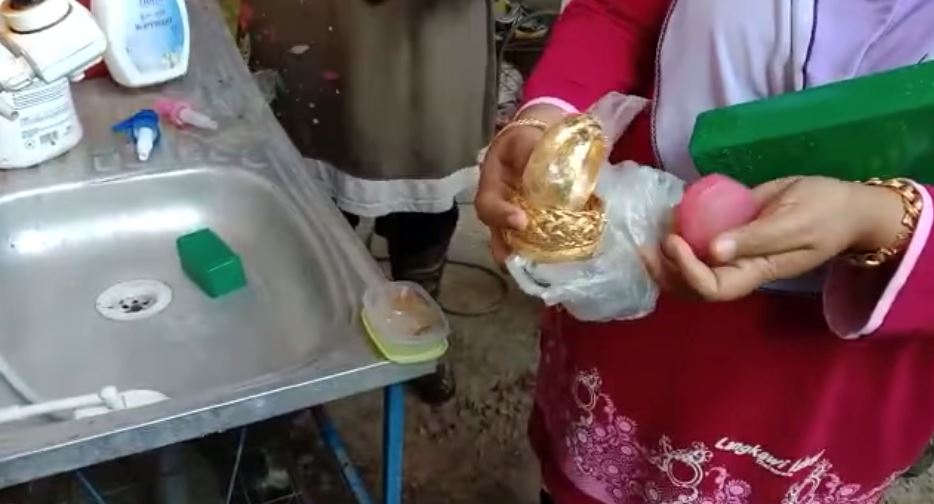 accidentally throwing away jewellery worth rm70,000, woman in kedah had to rummage through garbage to find it