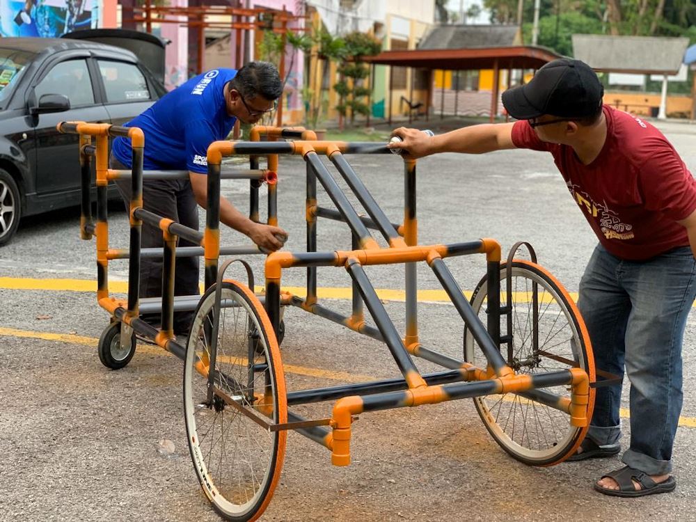 this teacher in klang builds running aid for his visually-impaired students!