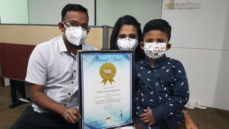 budak lelaki 4 tahun catat rekod baharu, berjaya namakan 147 buah negara dengan melihat bendera sahaja