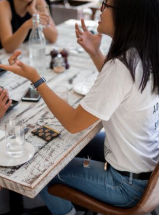 教你4种高情商聊天技巧，学起来包你跟谁沟通都没问题！