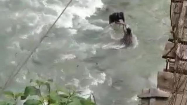 nahas ibu dan anak terjatuh ke dalam sungai ketika rentas jambatan licin dengan motor