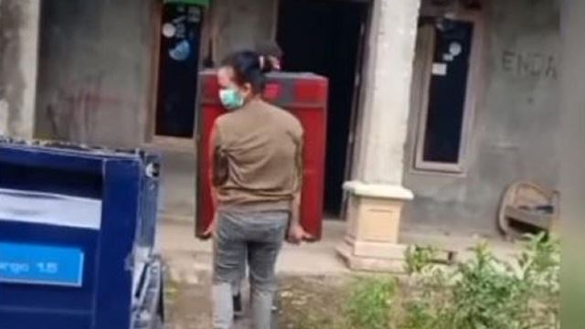 wanita tular kerana ambil kembali barang yang pernah dihadiahkan pada bekas kekasih