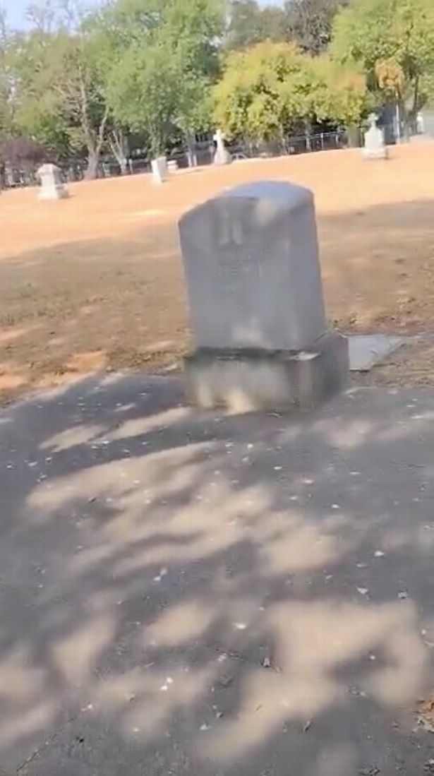 lelaki jumpa rambut menjalar keluar dari celah batu nisan kubur lama