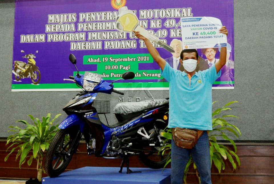 penerima vaksin ke-49,400 padang terap terima hadiah motosikal