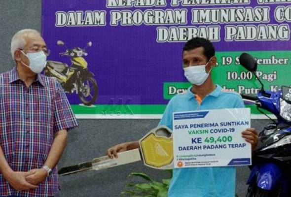 penerima vaksin ke-49,400 padang terap terima hadiah motosikal