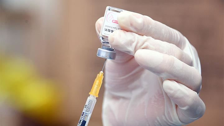 pemberian dos penggalak vaksin covid-19 untuk individu berisiko dan golongan rentan dijangka bermula oktober