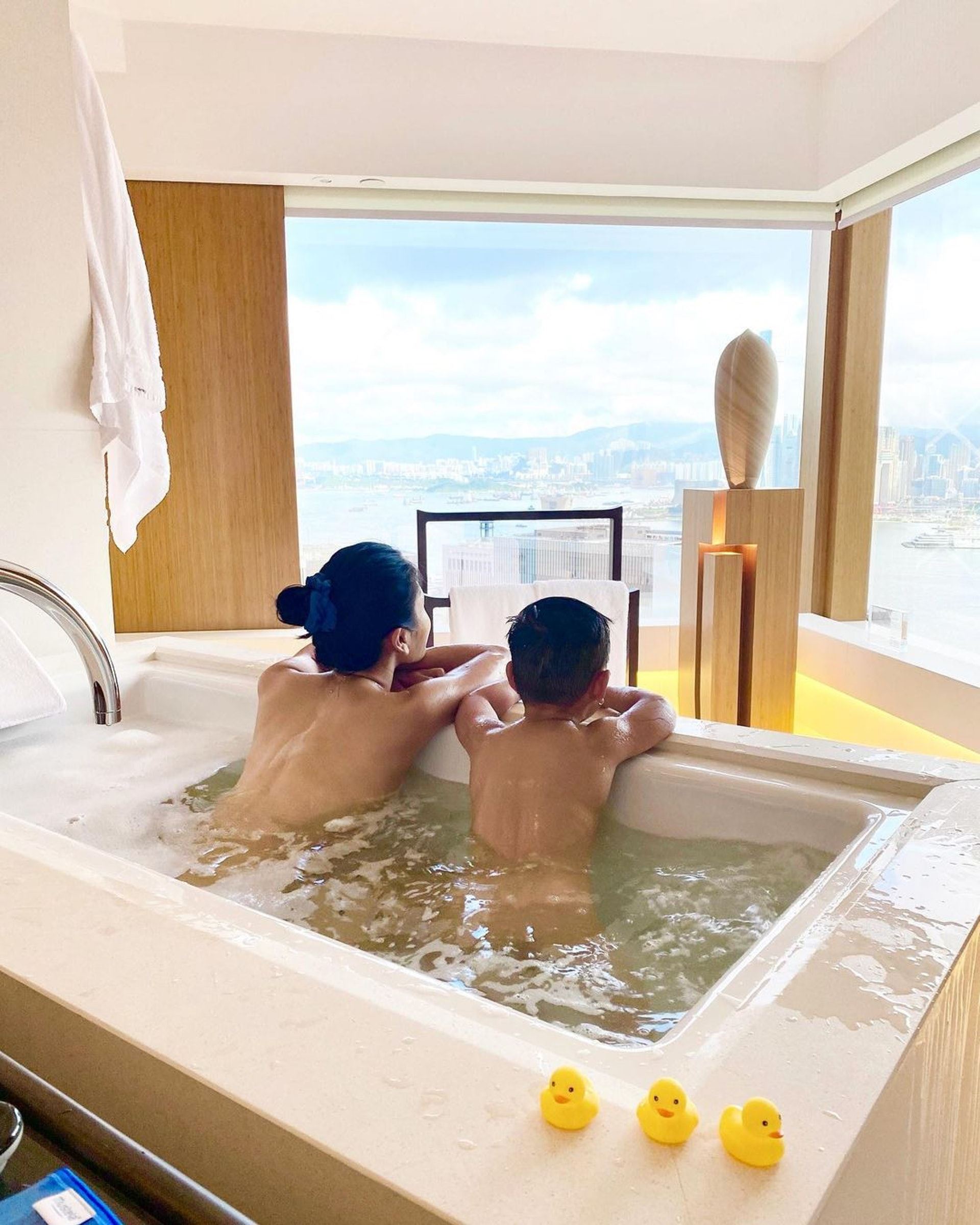 林芊妤和儿子泡澡❗️网友表示反感❗️coffee反击：和三岁儿子有什么问题