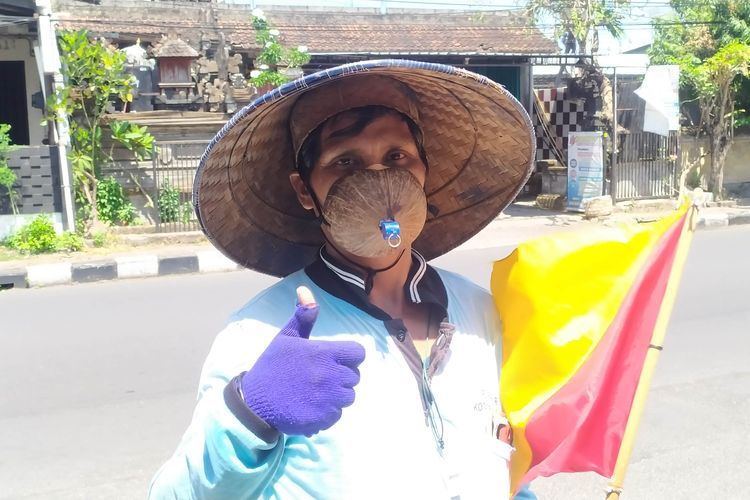 indonesian man uses coconut shell as face mask because it’s “easier to breathe”
