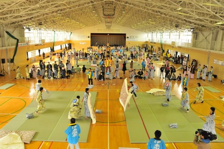 lawan bantal kini jadi acara tahunan sukan popular di jepun, ini cara permainannya!