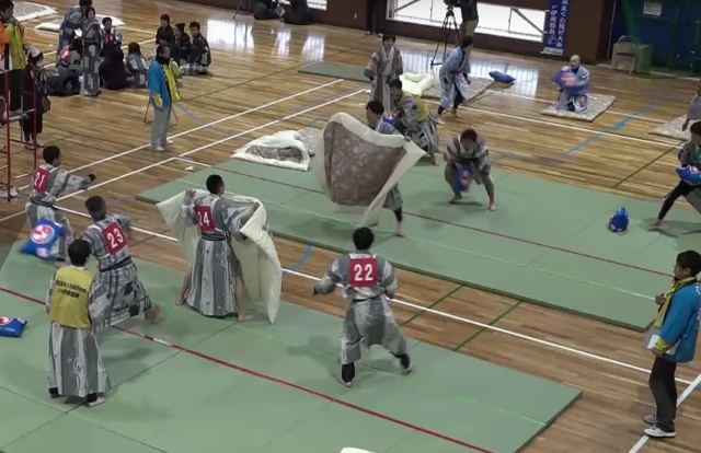 lawan bantal kini jadi acara tahunan sukan popular di jepun, ini cara permainannya!