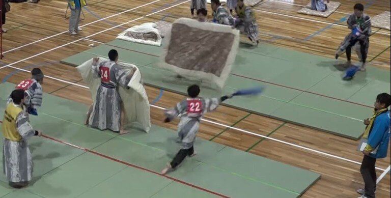 lawan bantal kini jadi acara tahunan sukan popular di jepun, ini cara permainannya!