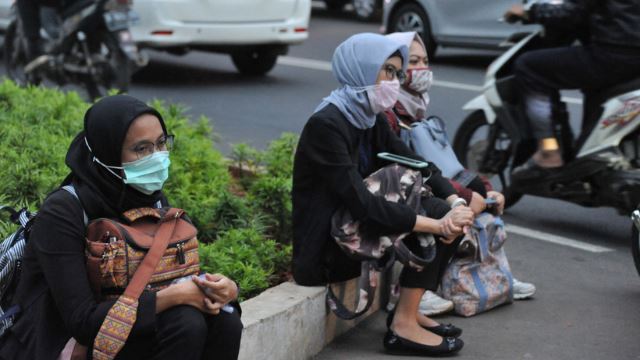 pelancong di jakarta wajib pakai mask waktu 'selfie'