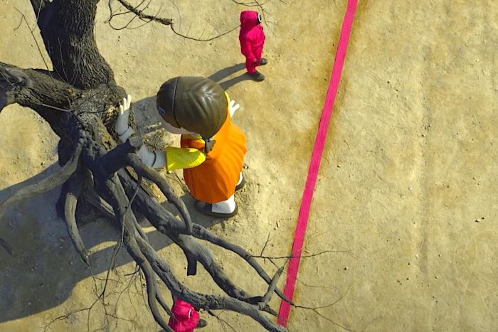 red light, green light! 10-feet “squid game” doll will eye you down while you jaywalk at shopping mall in manila