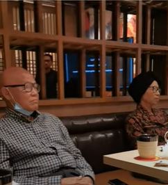 video tular lelaki buat presentation lamar kekasih depan bakal mertua 