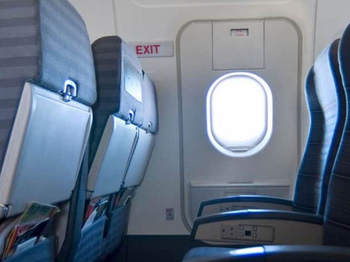 kanak-kanak rasa ingin tahu cuba buka pintu pesawat masa penerbangan