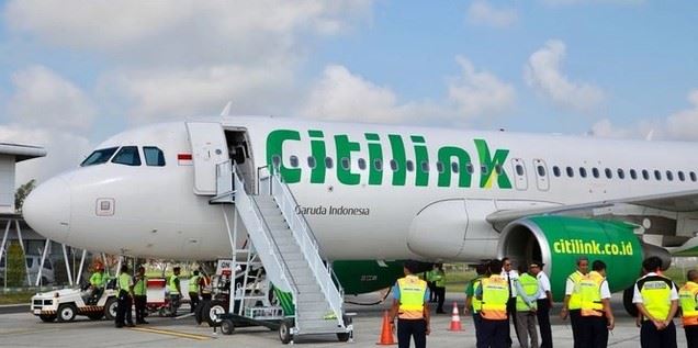 kanak-kanak rasa ingin tahu cuba buka pintu pesawat masa penerbangan