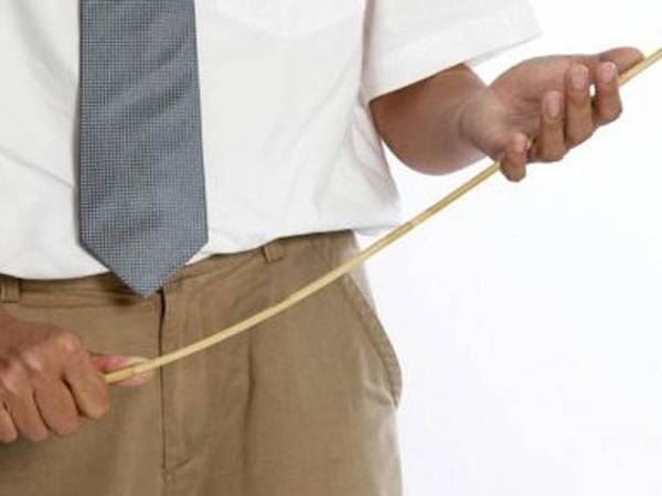 gara-gara minta rakan sekelas tanggal songkok, murid 11 tahun dirotan 5 kali sehingga calar di badan