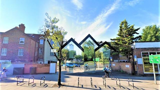 digelar 'rumah halimunan’, kediaman di london ini dilitupi sepenuhnya dengan cermin!