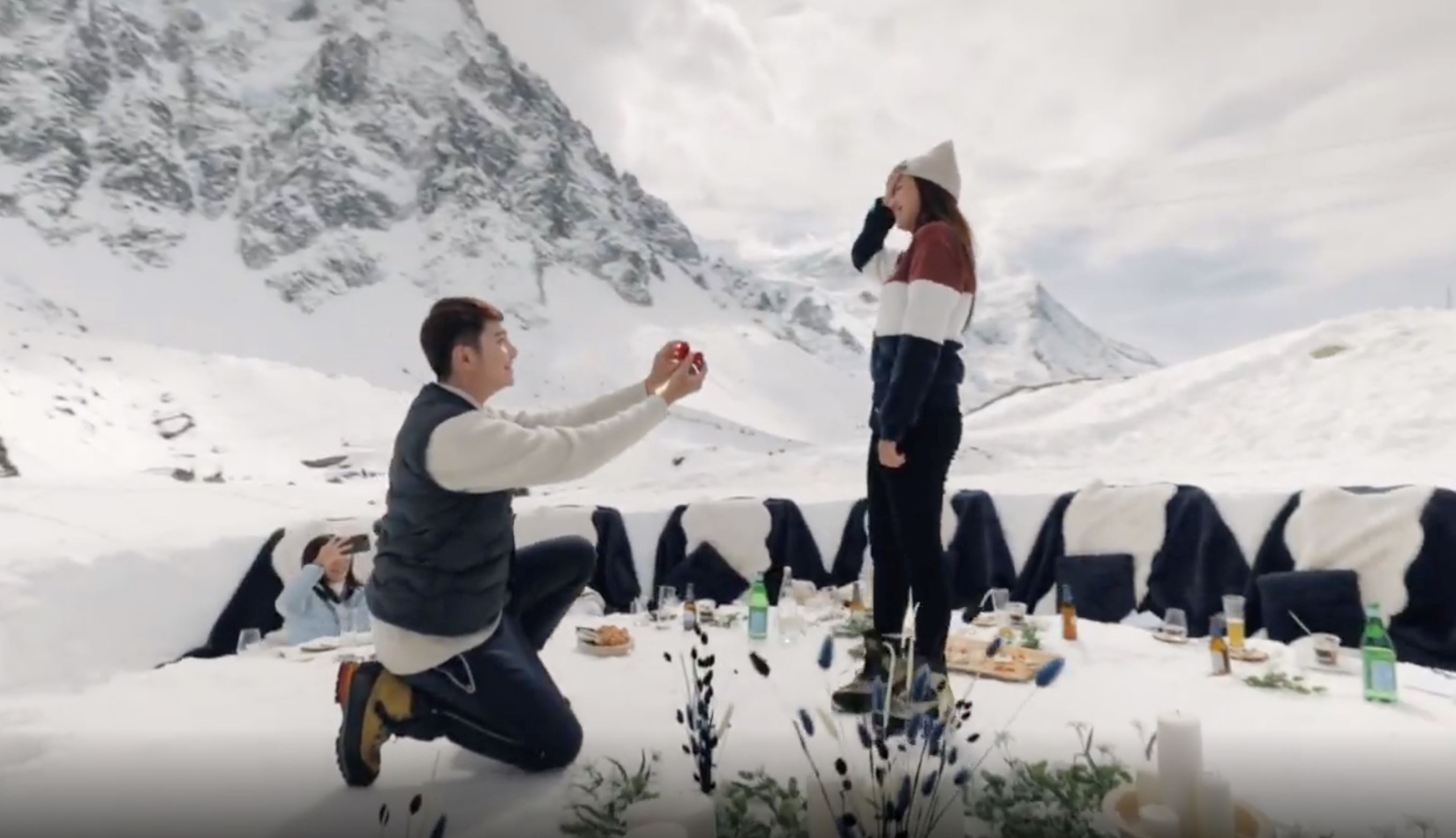 【影片】朱浩仁向gladish求婚成功啊❗️阿尔卑斯山求婚太梦幻了💍