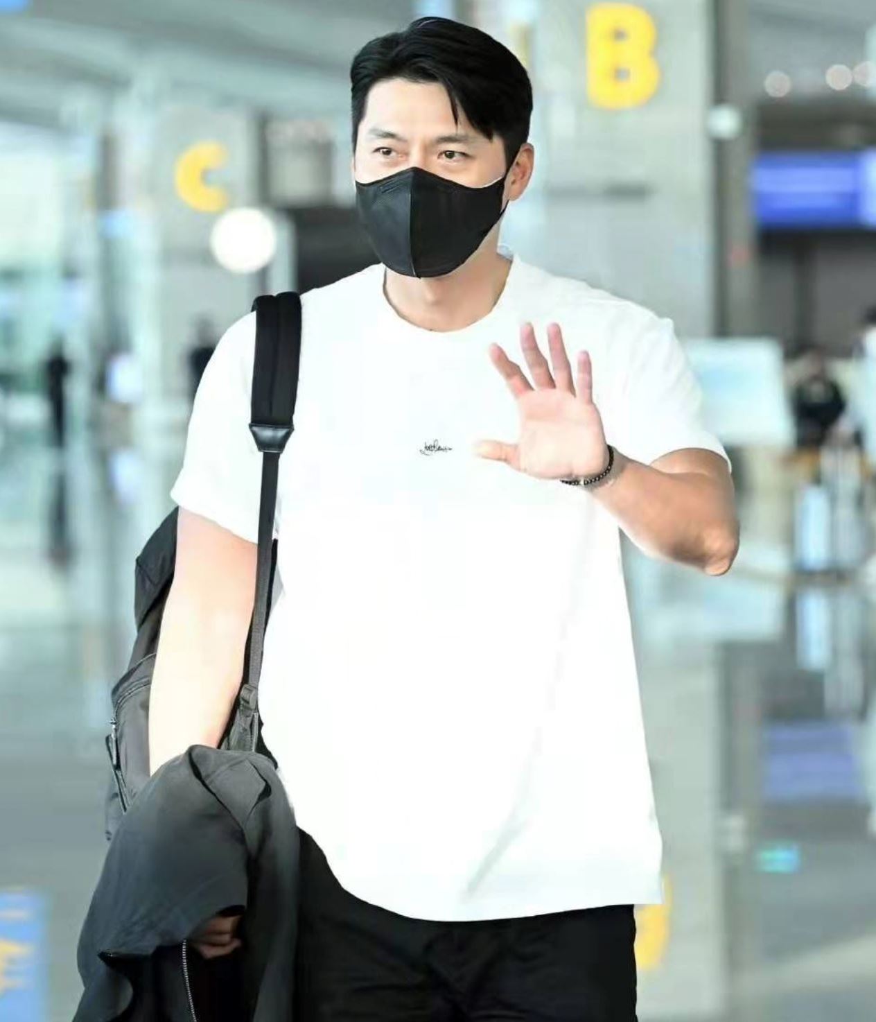 【娱乐】玄彬孙艺珍夫妻装现身机场！两人决定赴美度蜜月重温定情之地！ 