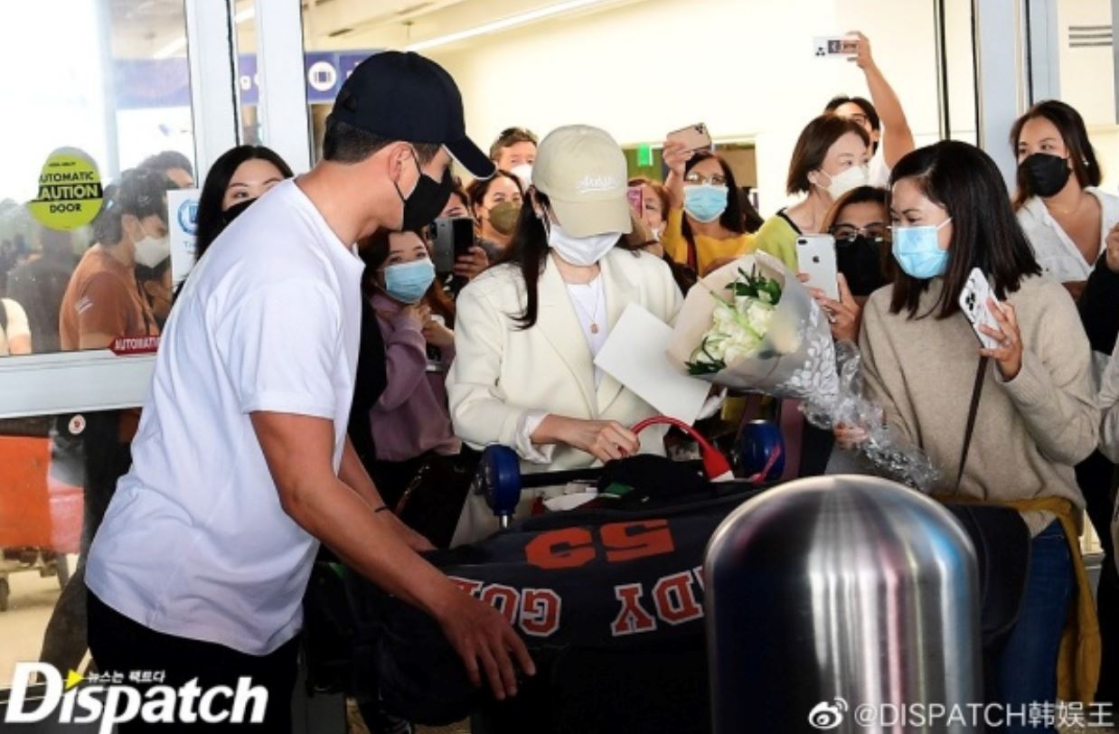 【娱乐】玄彬孙艺珍顺利抵达美国！两口子甜蜜互动仿佛上演偶像剧！