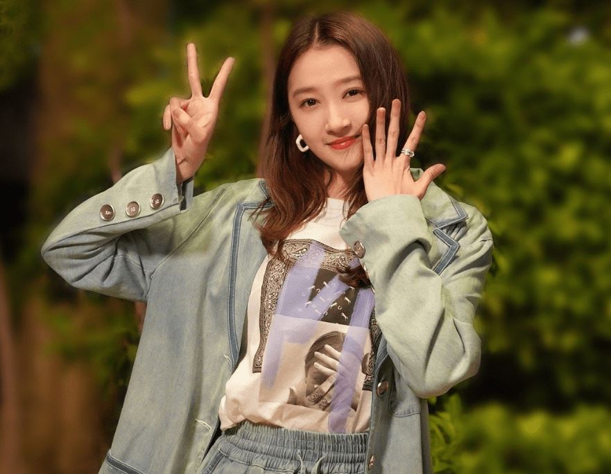 【娱乐】关晓彤发图庆祝《二十不惑2》杀青！手上戒指引全网热议？ 