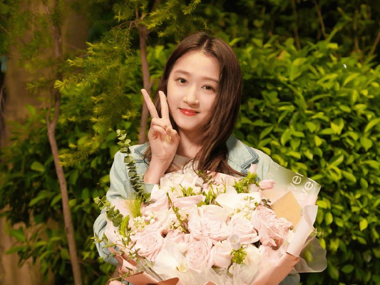 【娱乐】关晓彤发图庆祝《二十不惑2》杀青！手上戒指引全网热议？ 