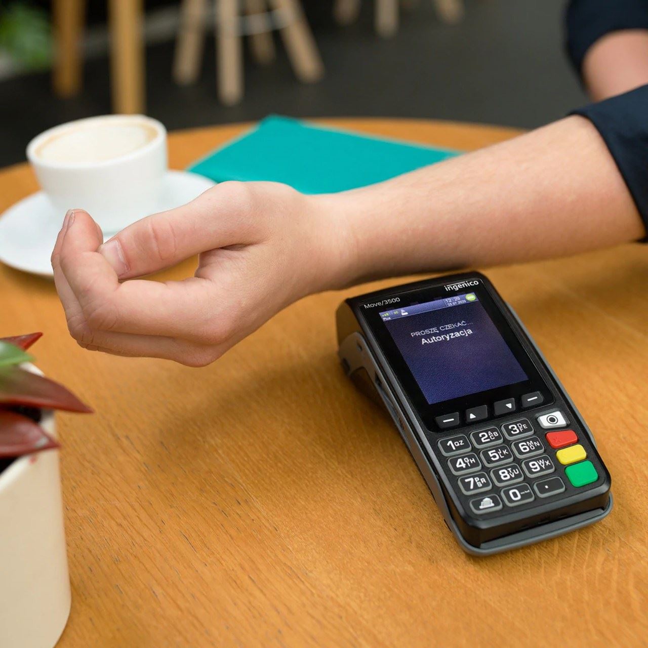 tanam mikrocip dalam tangan supaya lebih mudah buat pembayaran