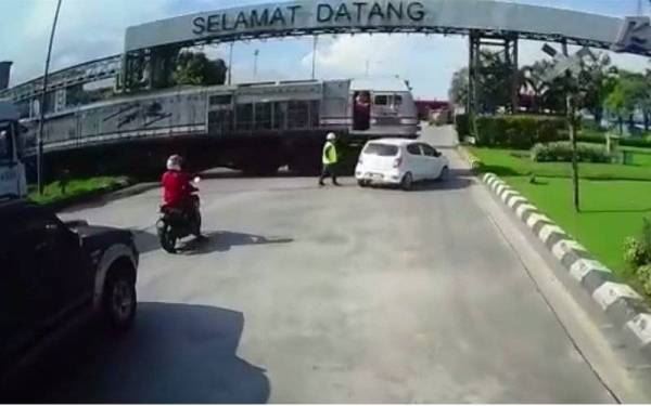 pemilik kereta cuai ketika memandu dilanggar kereta api