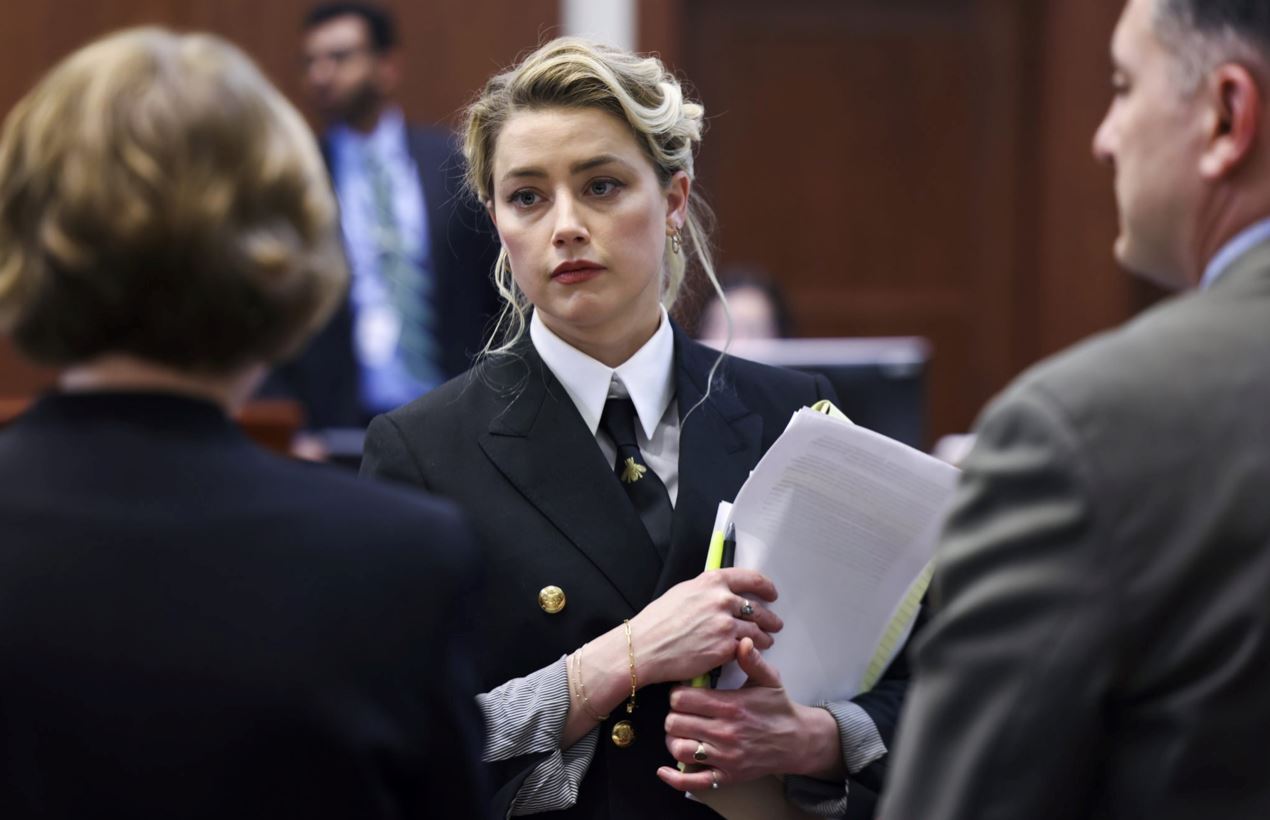 【娱乐】德普告前妻诽谤现已开庭！安柏开庭前喊话德普：我依然爱你！ 