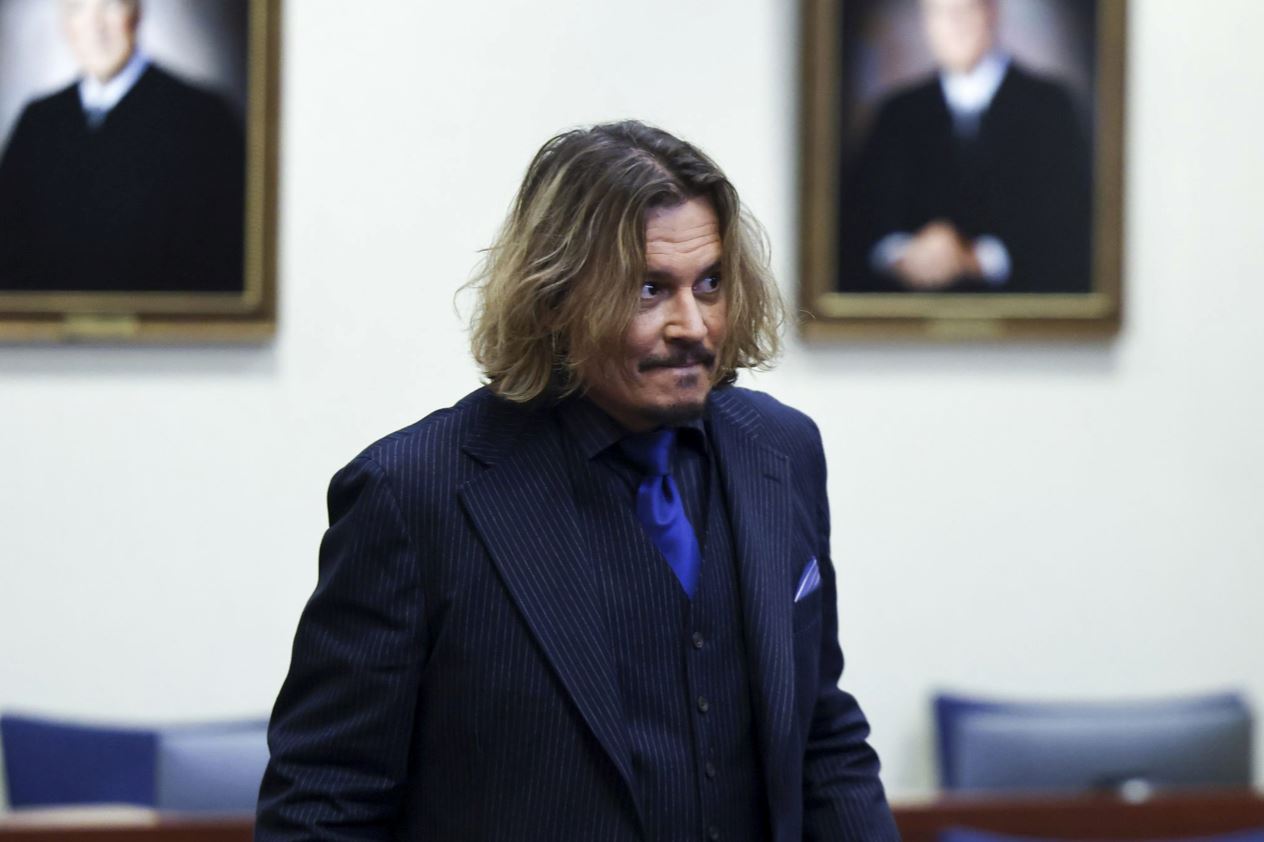 【娱乐】德普告前妻诽谤现已开庭！安柏开庭前喊话德普：我依然爱你！ 