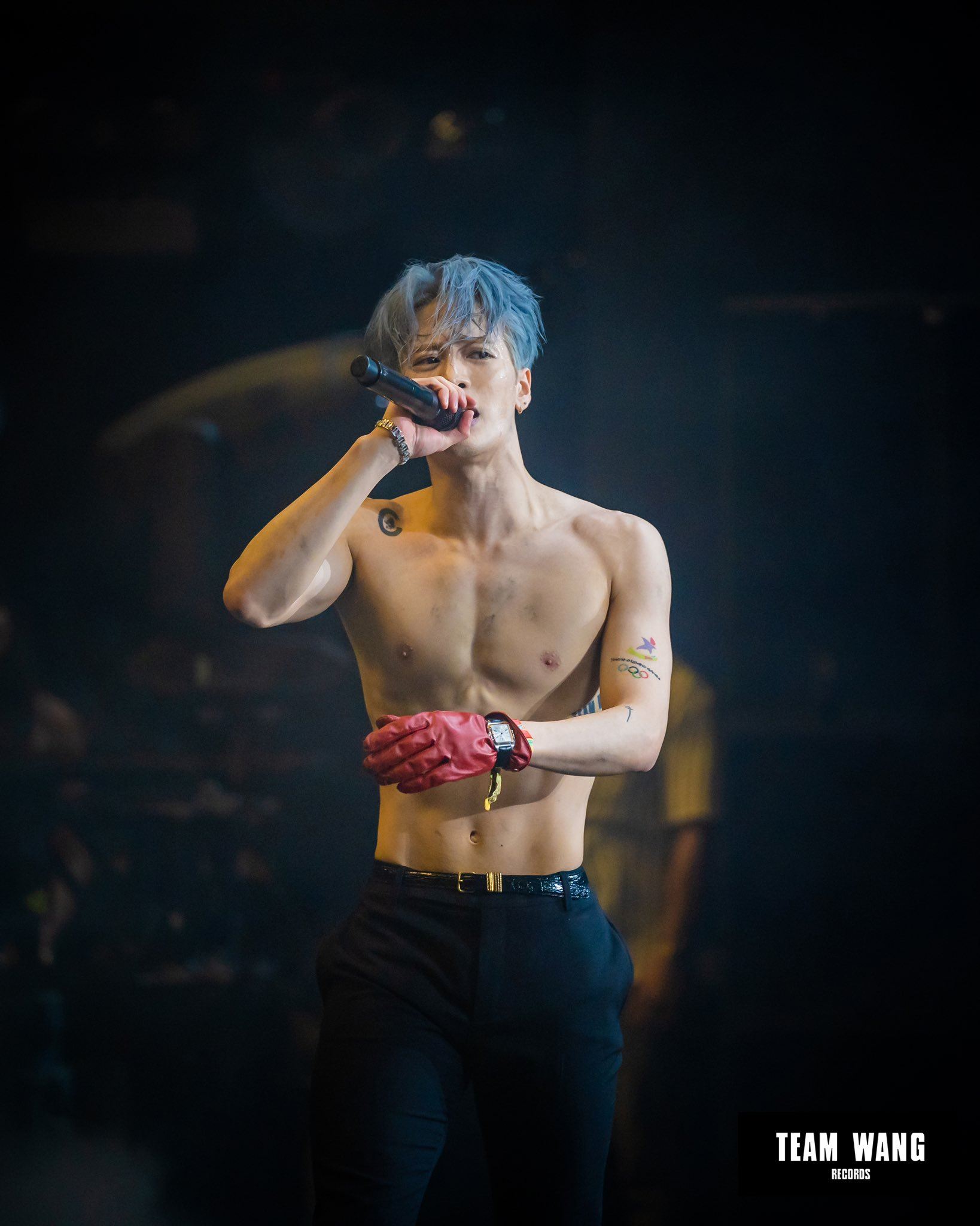 🔥首个登coachella的中国歌手❗️王嘉尔大秀傲人腹肌🔥表演登twitter热搜第一