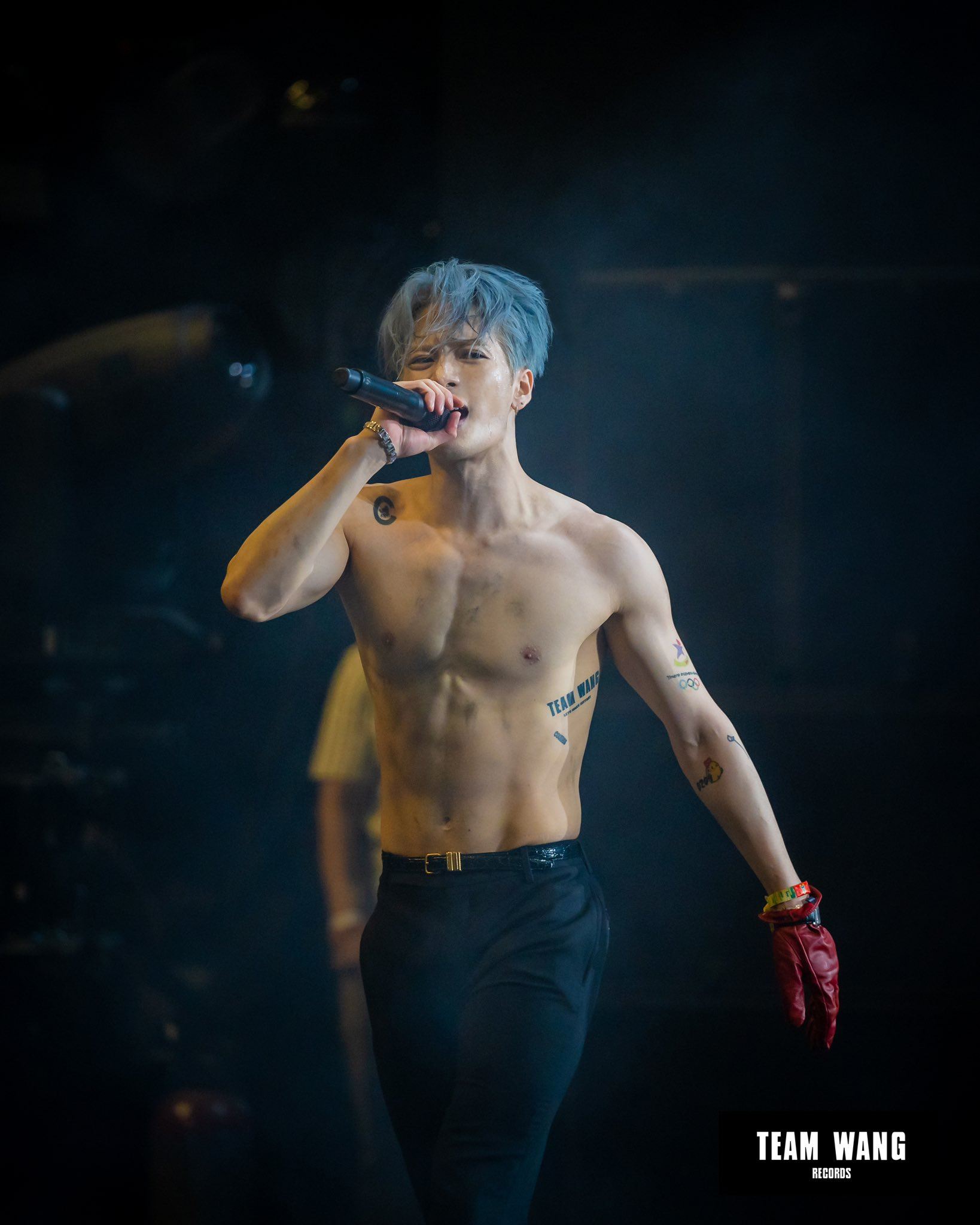 🔥首个登coachella的中国歌手❗️王嘉尔大秀傲人腹肌🔥表演登twitter热搜第一