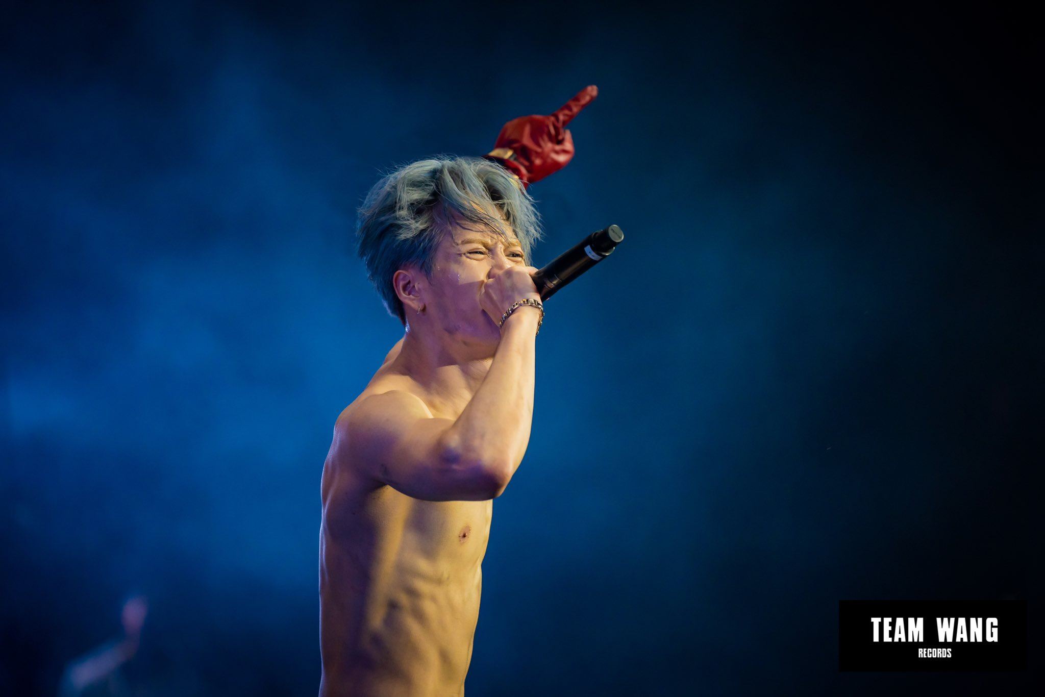 🔥首个登coachella的中国歌手❗️王嘉尔大秀傲人腹肌🔥表演登twitter热搜第一