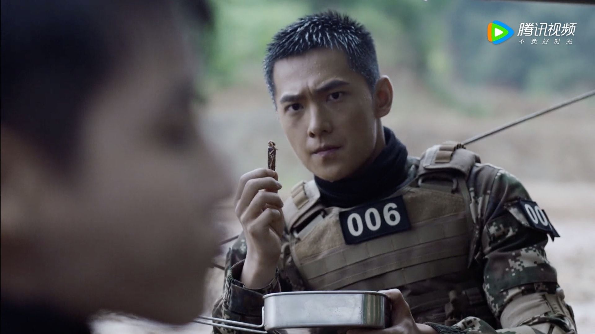 📺《特战荣耀》播放量突破10亿❗️打斗戏都是亲身上阵👊杨洋还吃了真蜈蚣🔥